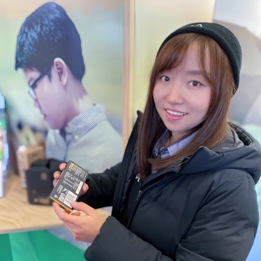 Person holding a Manuka Honey Lozenge box with an AQ mark and QR code